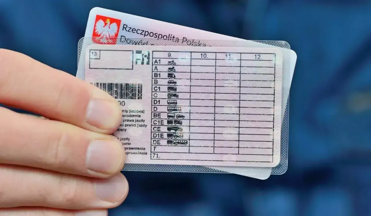 Dowód osobisty i prawo jazdy w ręku. Chcesz wiedzieć, jak wyrobić prawo jazdy? Sprawdź kategorie pojazdów na dokumencie.