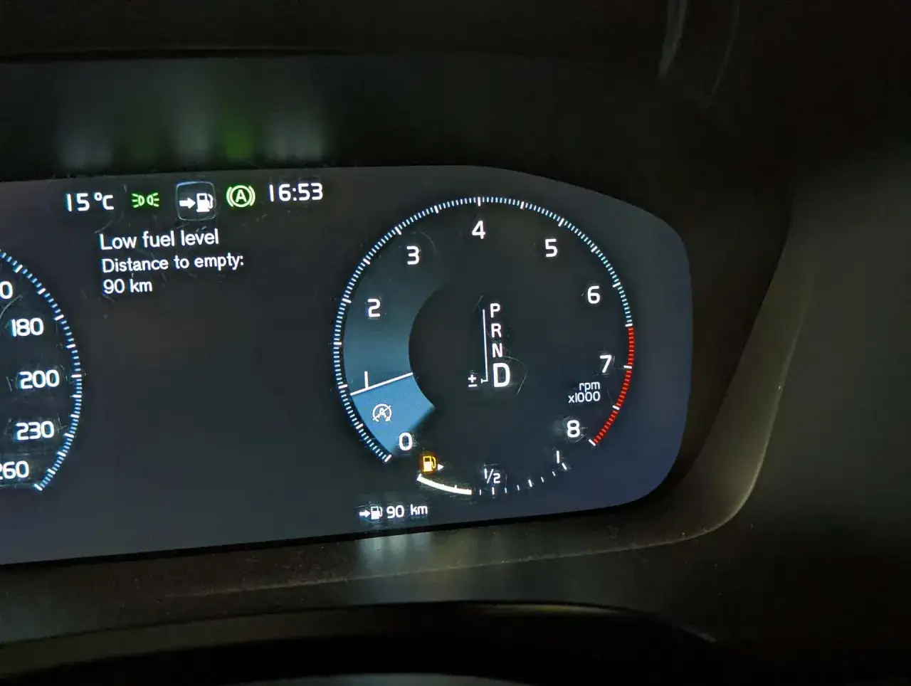Niski poziom paliwa w Volvo V70, pozostało 90 km do pustego baku.