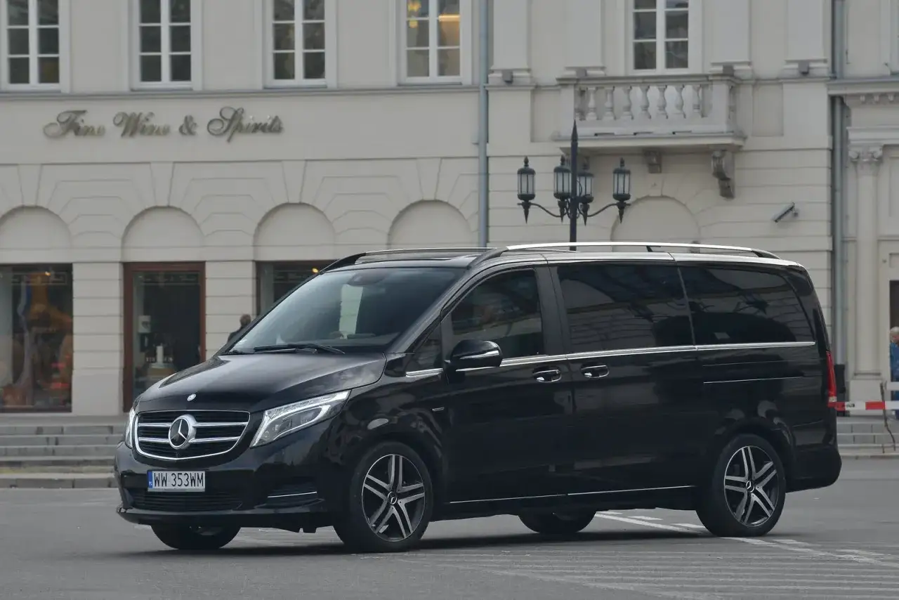 Czarny Mercedes Vito na tle eleganckiej kamienicy. Zastanawiasz się nad jego pojemnością baku?