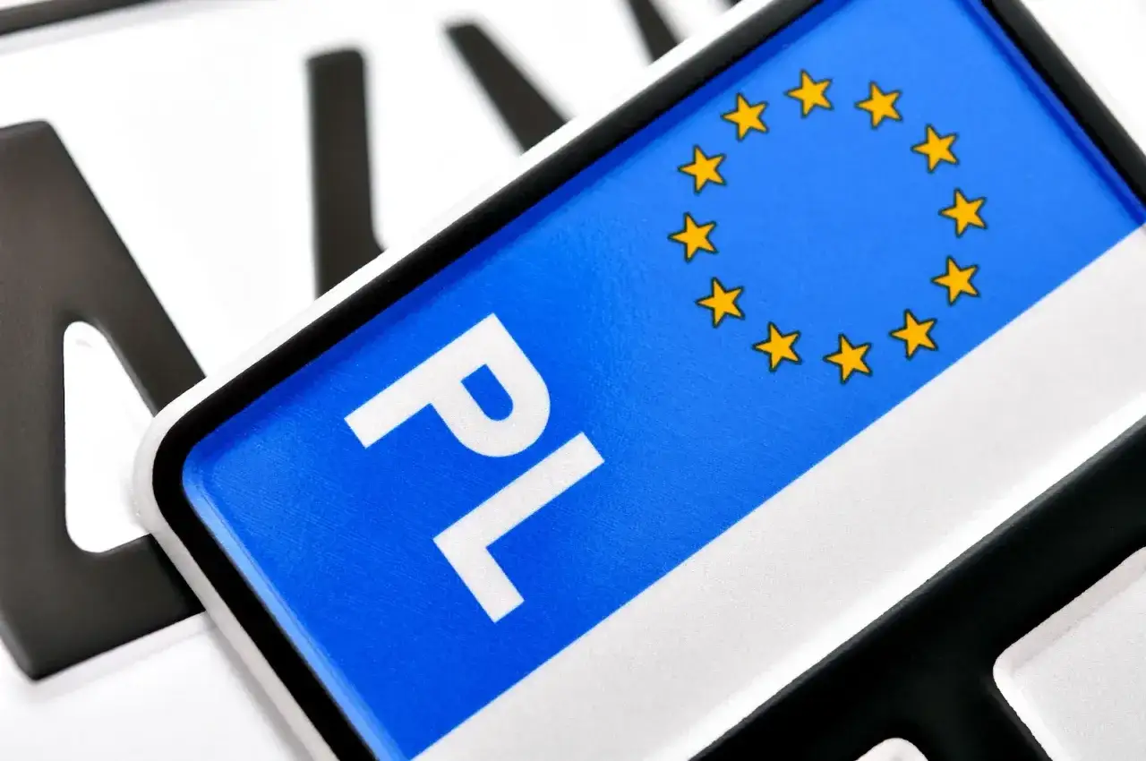 Tablice rejestracyjne z symbolem PL i gwiazdami UE. Zastanawiasz się, ile kosztuje przerejestrowanie samochodu?