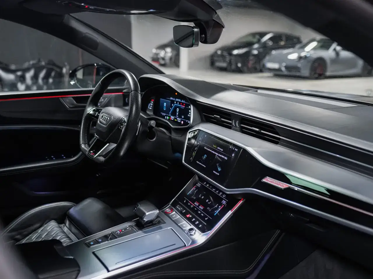 Wnętrze Audi S7. Kierowca, kt&oacute;ry tu siedzi, ceni sobie luksus i sportowe osiągi.