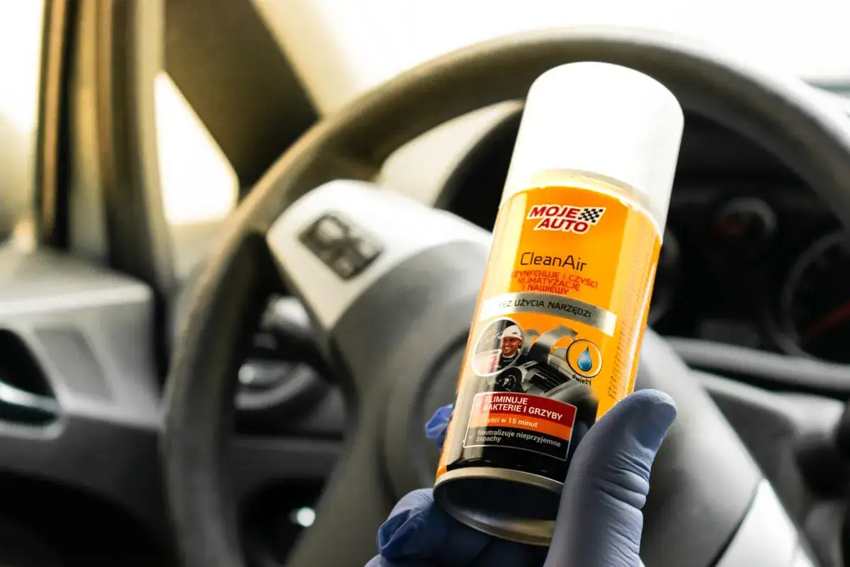 Chcesz wiedzieć, ile kosztuje odgrzybianie klimatyzacji w samochodzie? Ten preparat Moje Auto CleanAir pomoże Ci szybko i skutecznie oczyścić układ.