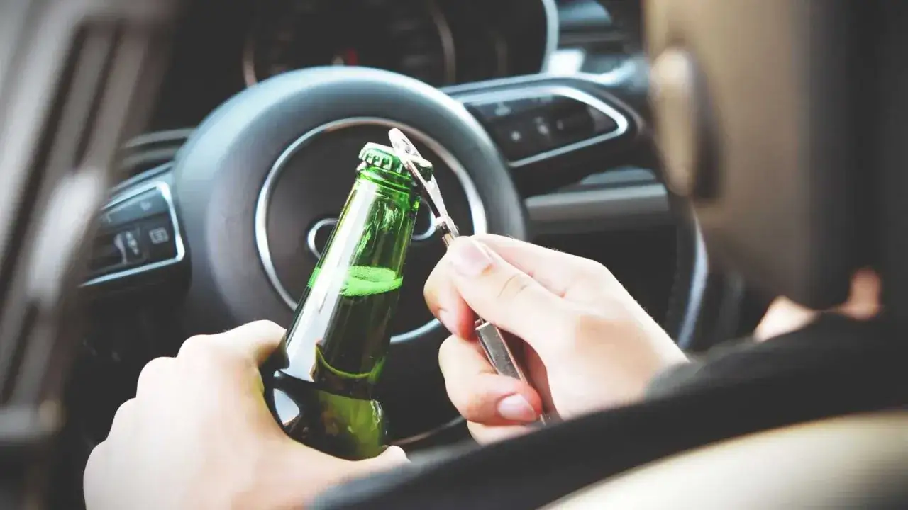Otwieranie piwa za kierownicą to proszenie się o kłopoty i utratę prawa jazdy po alkoholu.