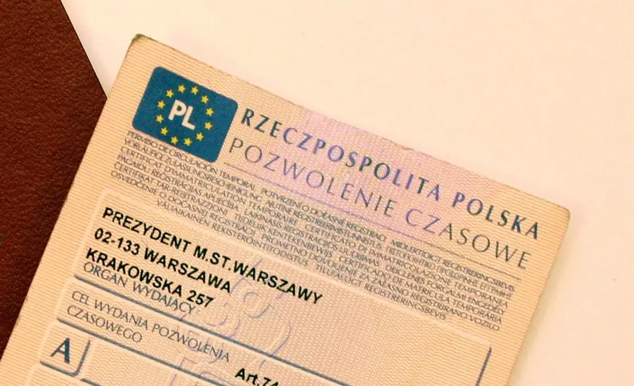 Polskie pozwolenie czasowe na rejestrację pojazdu. Czy można sprzedać samochód z miękkim dowodem? To dokument potwierdzający tymczasowe prawo do użytkowania pojazdu.
