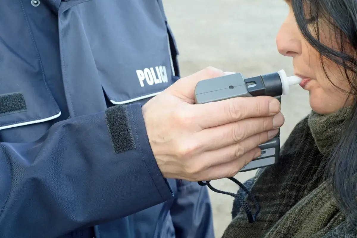 Policjant w mundurze z napisem 