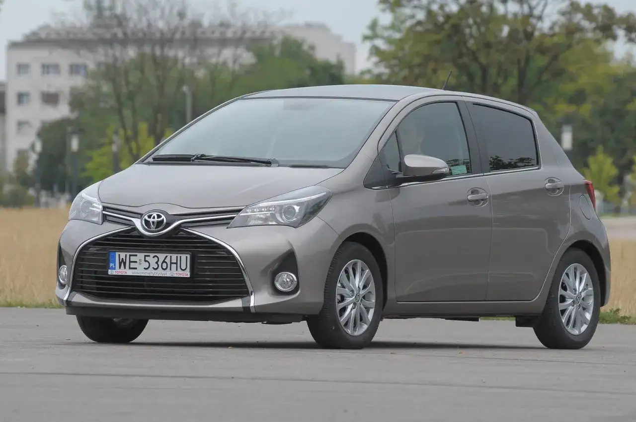 Szary Toyota Yaris 1.4 D4D, idealny do miasta, z pojemnością baku 45 litrów, gotowy na każdą podróż.
