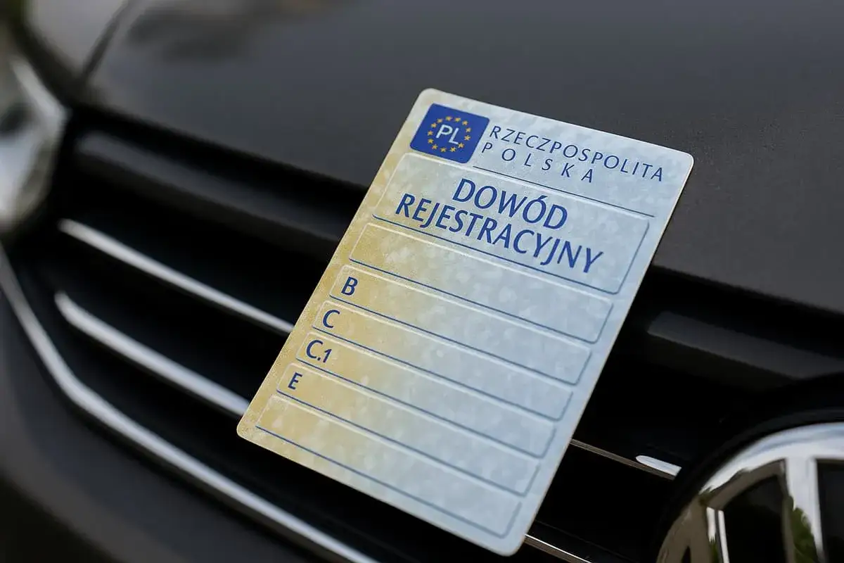 Dowód rejestracyjny na masce samochodu. Czy można sprzedać samochód z miękkim dowodem?