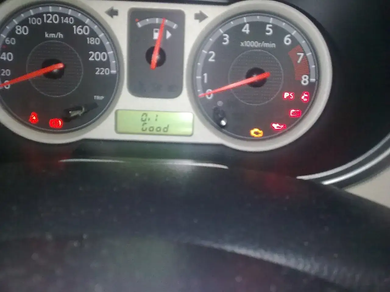 Nissan Note 1.4: wskaźnik paliwa pokazuje niski poziom, a wyświetlacz informuje o stanie 