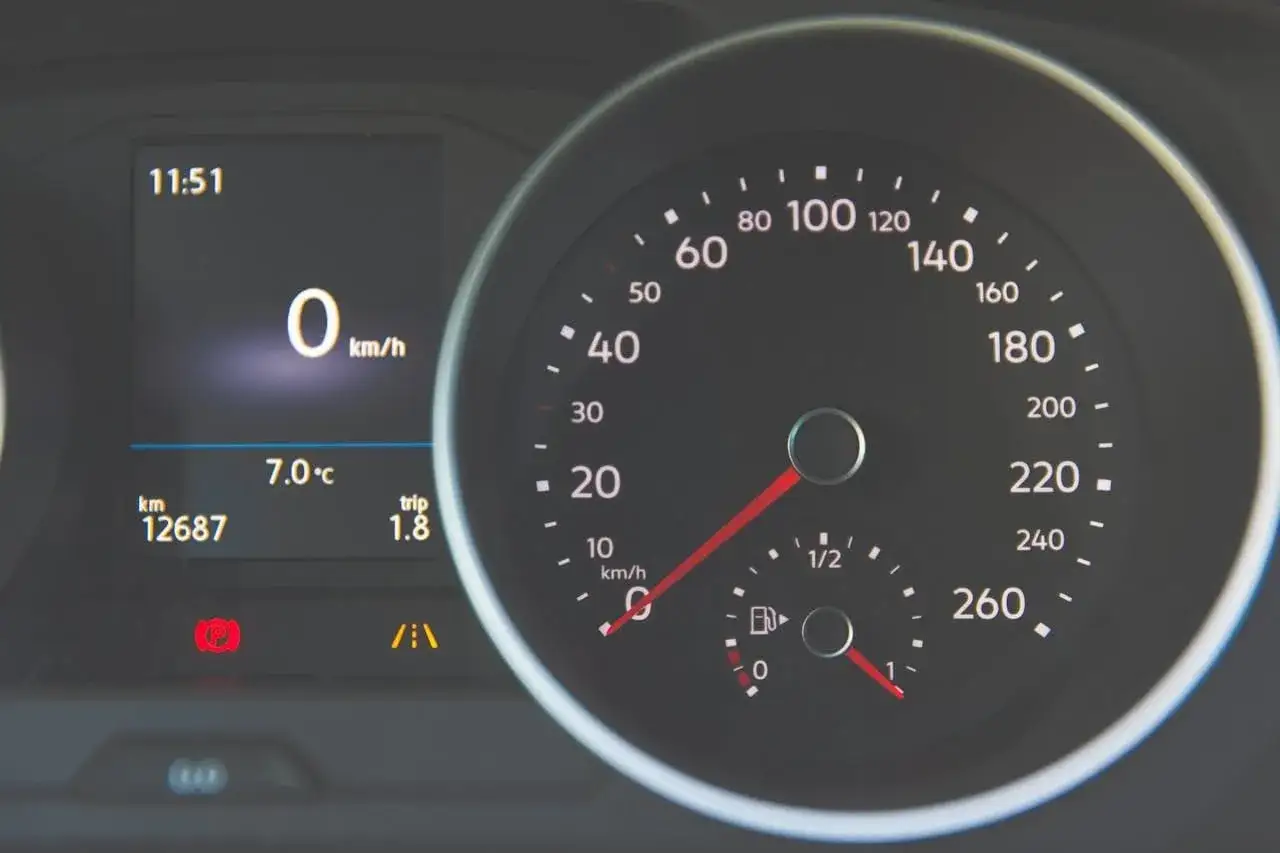 Deska rozdzielcza Passata B6 1.9 TDI. Przebieg 12687 km, temperatura 7°C. Wskaźnik paliwa pokazuje prawie pusty bak, co może sugerować potrzebę tankowania.