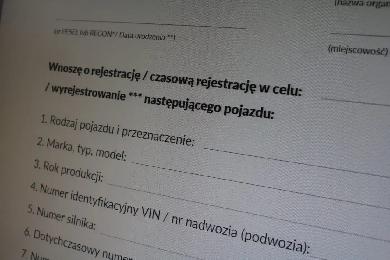 Formularz rejestracyjny pojazdu. Wpisujesz dane, by dowiedzieć się, ile kosztuje przerejestrowanie samochodu.