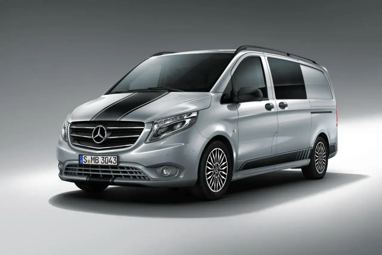 Srebrny Mercedes Vito z czarnymi pasami i naklejkami. Zastanawiasz się nad jego pojemnością baku?