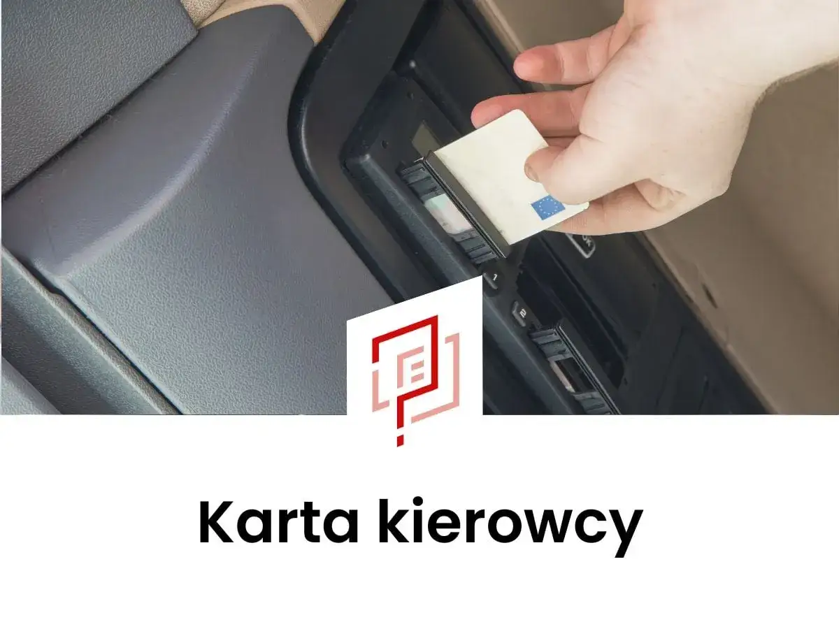 Dłoń wkłada kartę kierowcy do tachografu w kabinie ciężarówki.