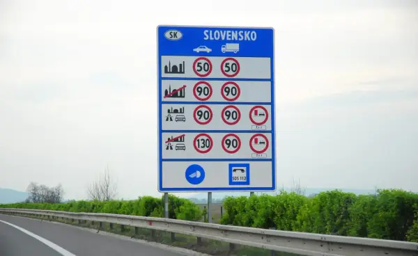 Znak drogowy na Słowacji informuje o limitach prędkości dla samochodów i ciężarówek. Dowiedz się, ile kosztuje winieta na Słowacji, planując podróż.
